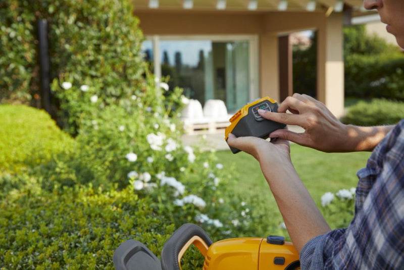 Dzīvžogu šķēres Stiga SHT 100 AE akumulators un lādētājs - MD Tehnika